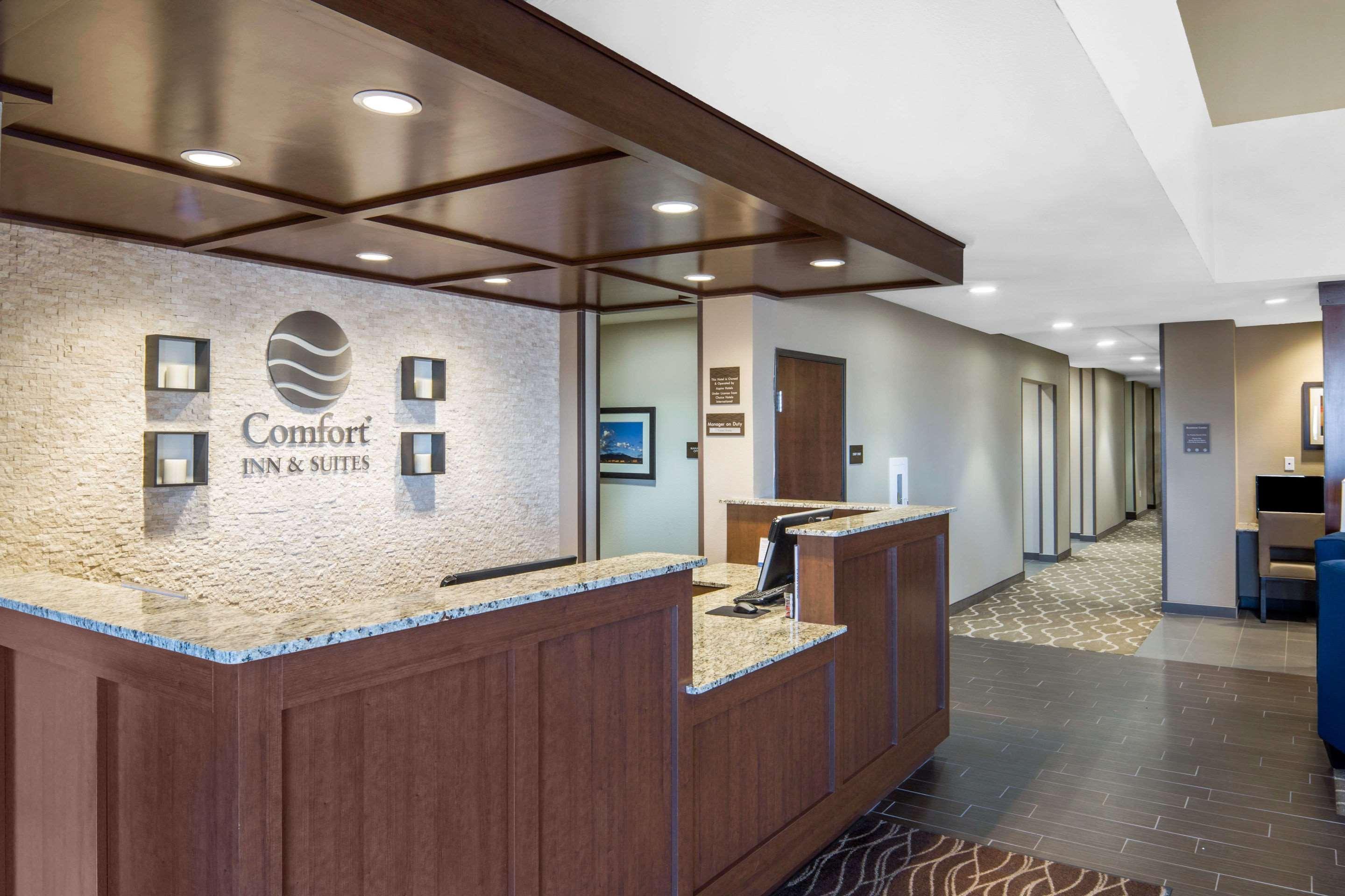 Comfort Inn & Suites Edgewood Exterior photo